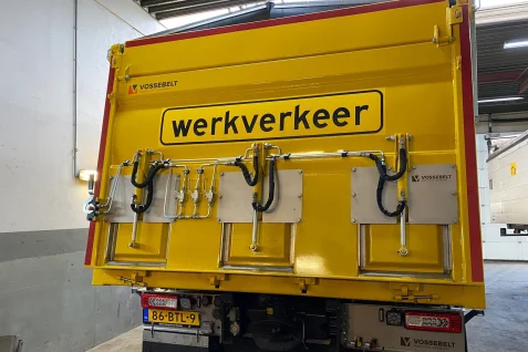 1e AO-kipper met hydraulische asfaltkleppen Vossebelt