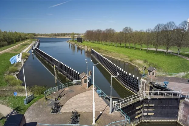 Remming- en geleidewerken Marksluis, Markkanaal