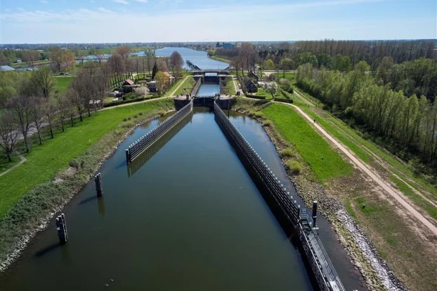 Remming- en geleidewerken Marksluis, Markkanaal