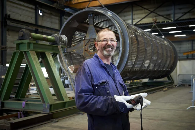 Medewerker TruSteel Recycling zeeftrommel Recycling