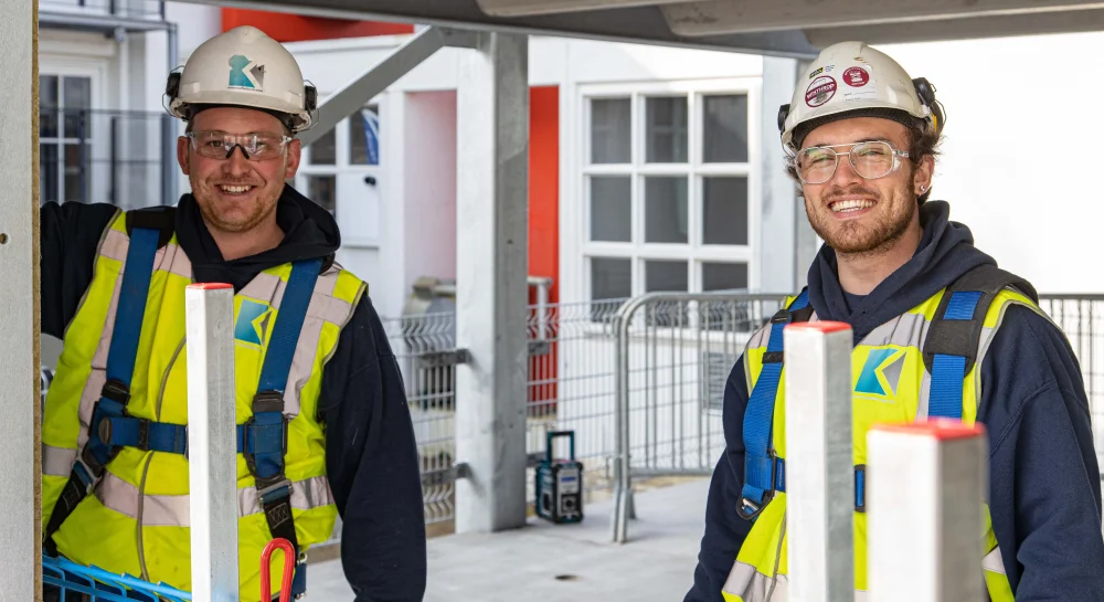 Collega's bevestigen dak- en wandconstructies