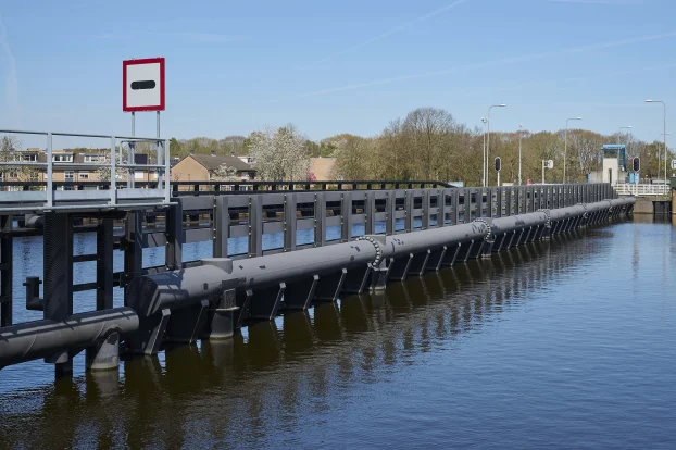 Remming- en geleidewerken Wilhelminasluis, Afgedamde Maas